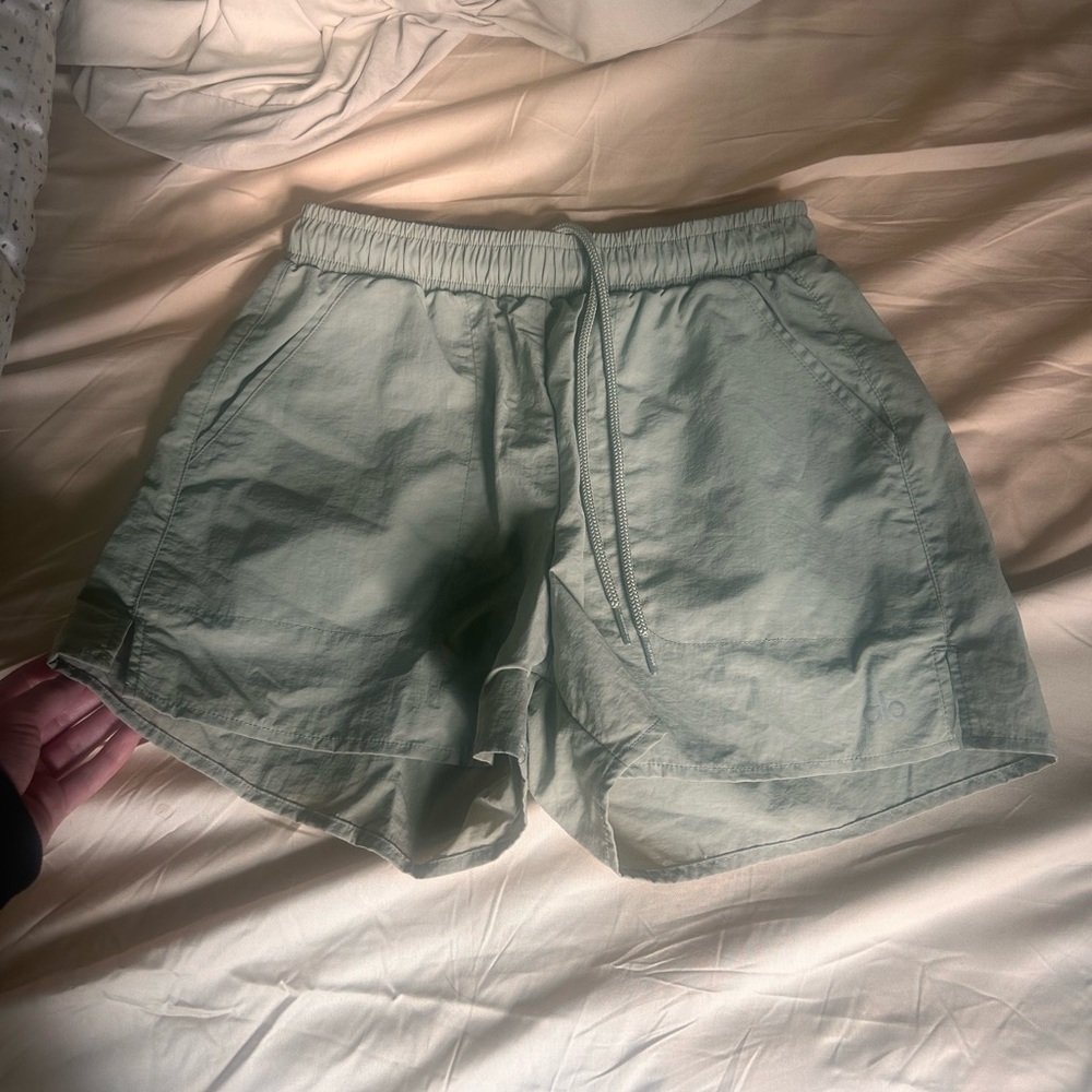 Like new Alo yoga hiking shorts